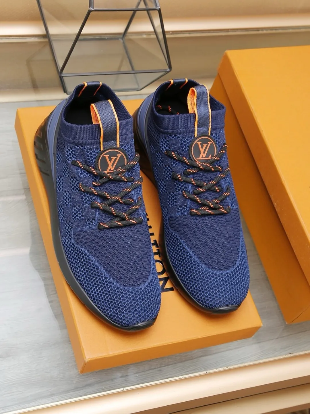 Men's shoes 💰P420💰"LOUI* VUITTO*" latest popular men's casual shoes ✔️This model is made of the original breathable fly woven fabric. The real thing is super shiny⚡️ Fashionable and versatile. The toe last shape is firm and full. The soles are LV original molds and can be put in and out at will. It is light and comfortable for the foot~Purely handmade, details determine the quality! Size:38-44